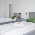 5 Zimmer Nahe Hauptbahnhof,10 Betten,Vollausgestattet,Neu Saniert,Parkplatz,Dachterasse