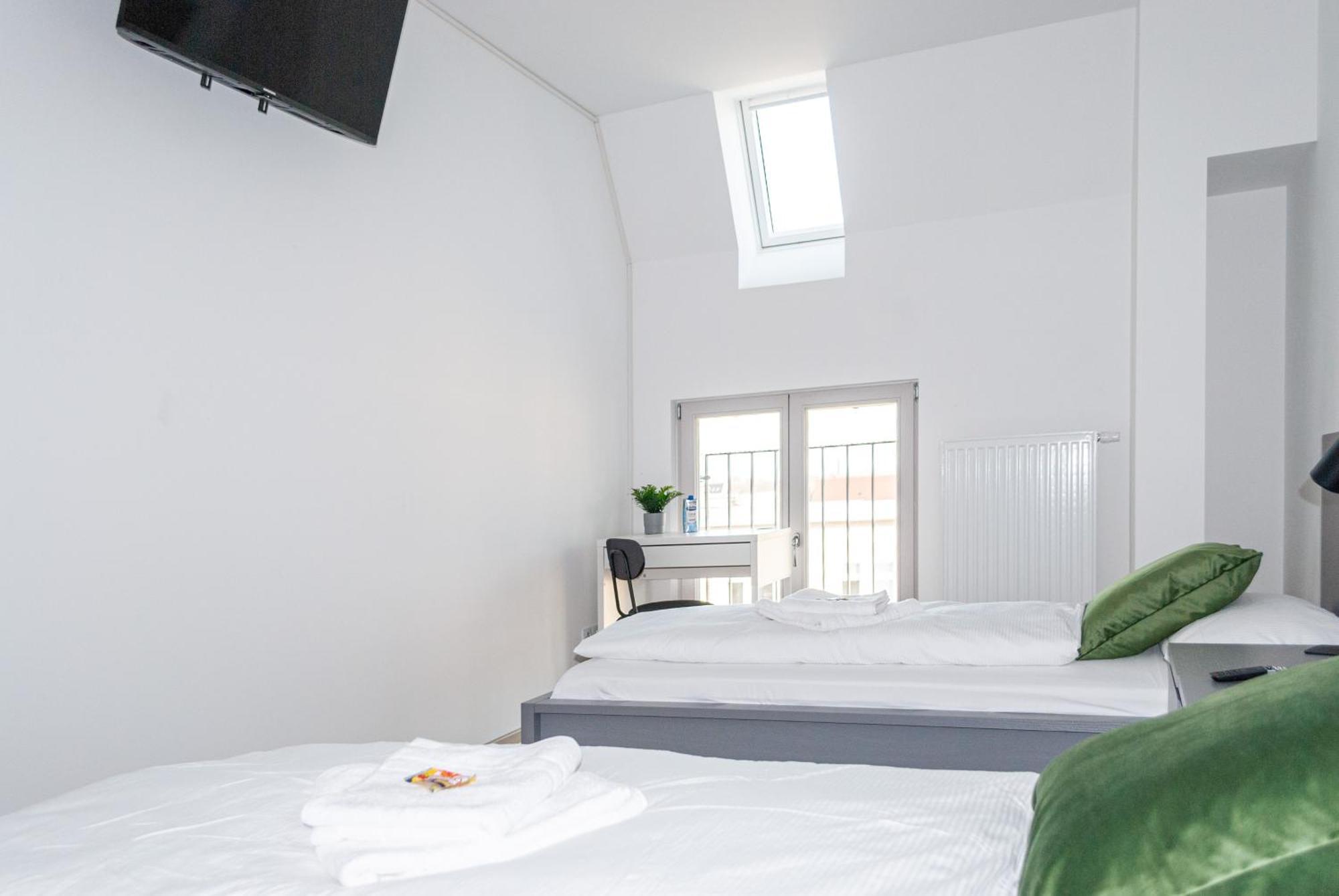 5 Nahe Hauptbahnhof,10 Betten,vollausgestattet,neu Saniert,parkplatz,dachterasse Apartment