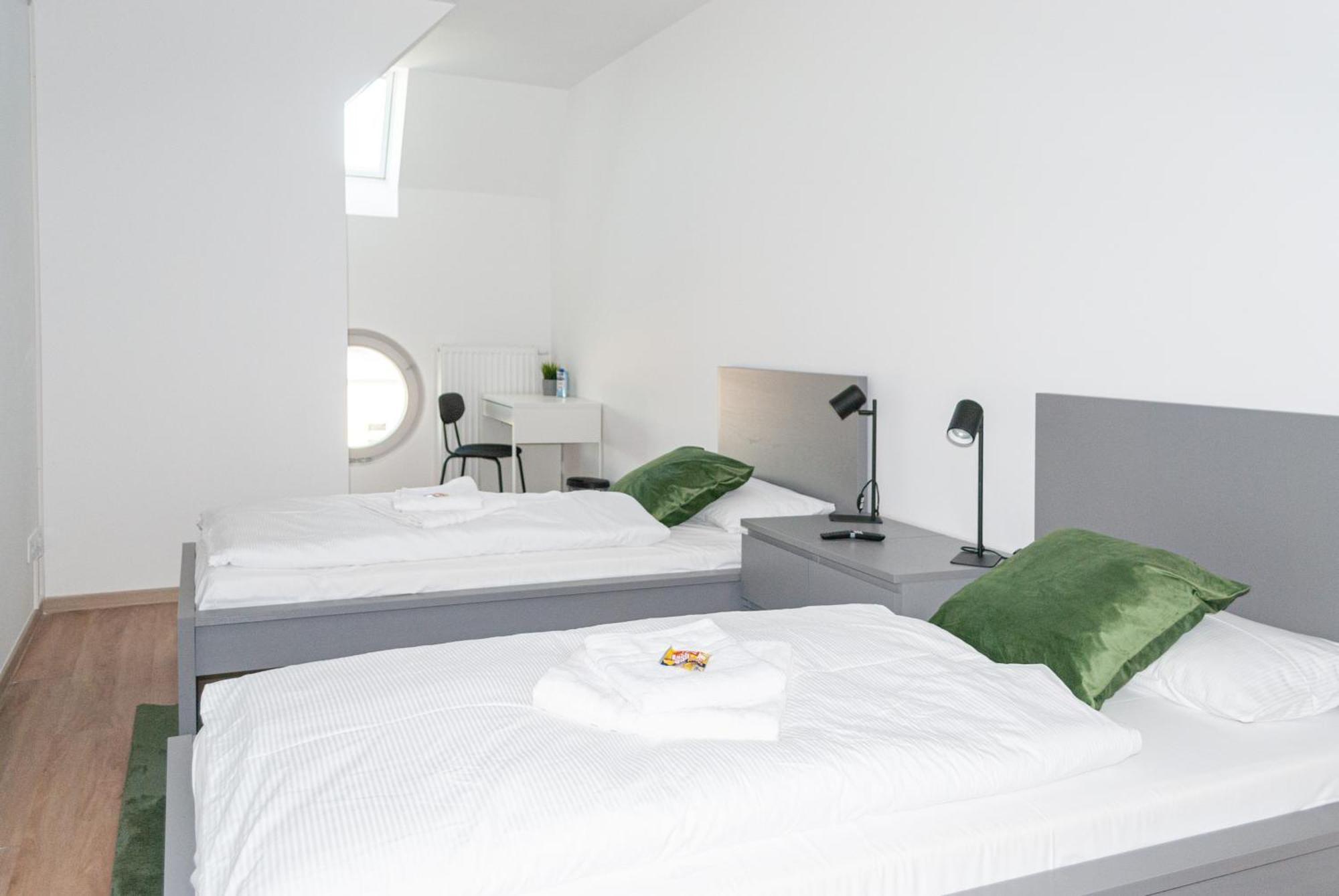 5 Nahe Hauptbahnhof,10 Betten,vollausgestattet,neu Saniert,parkplatz,dachterasse *