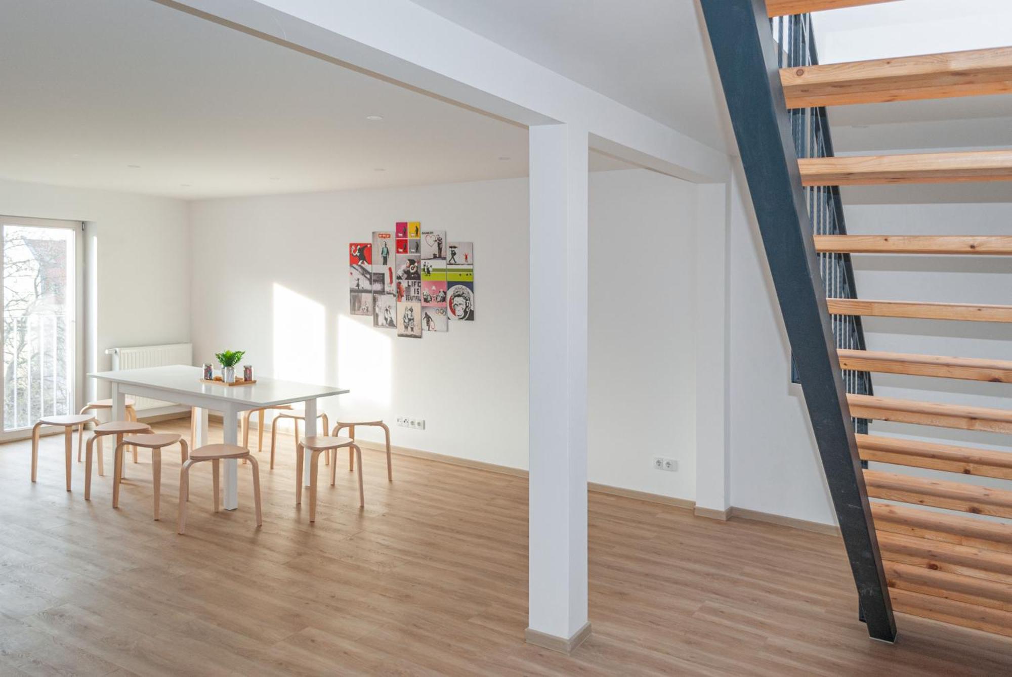 5 Nahe Hauptbahnhof,10 Betten,vollausgestattet,neu Saniert,parkplatz,dachterasse Apartment *